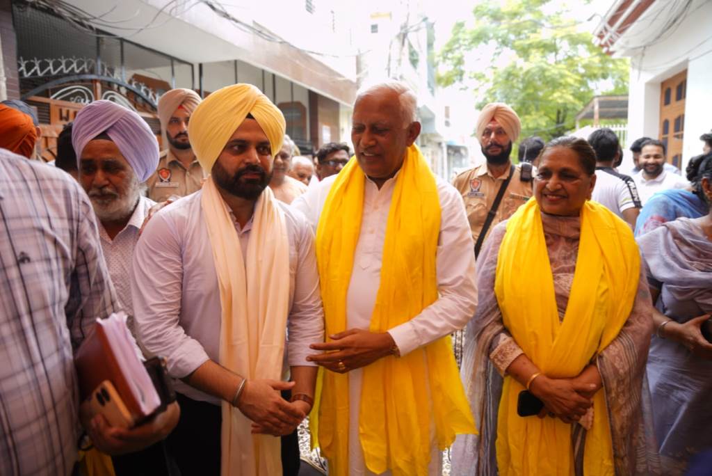 Appointed as Chairman of Simran Gifty Sports Wing Halka Lehra by AAP takes blessings from Minister Goyal